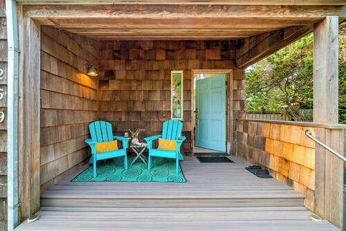 Sunny Chalet MCA#50350-1 block to beach, fenced yard, Dogs Ok