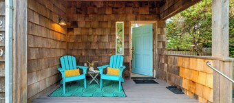 Sunny Chalet MCA#50350-1 block to beach, fenced yard, Dogs Ok