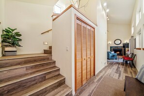 Interior - Sunny Chalet MCA#50350-1 block to beach, fenced yard, Dogs Ok (Manzanita)