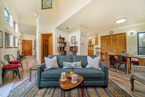 Smart TV, fireplace, offices - Sunny Chalet MCA#50350-1 block to beach, fenced yard, Dogs Ok (Manzanita)