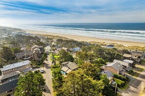 Beach nearby - Sunny Chalet MCA#50350-1 block to beach, fenced yard, Dogs Ok (Manzanita)