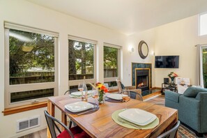 Dining - Sunny Chalet MCA#50350-1 block to beach, fenced yard, Dogs Ok (Manzanita)