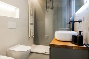 Douche, séchoir à cheveux, bidet, serviettes fournies
