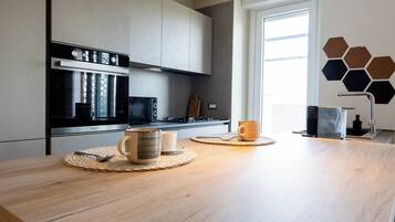 KĂŒhlschrank, Mikrowelle, Ofen, Herdplatte