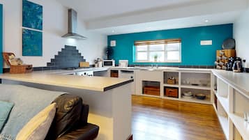 Frigorífico, microondas, horno y lavavajillas