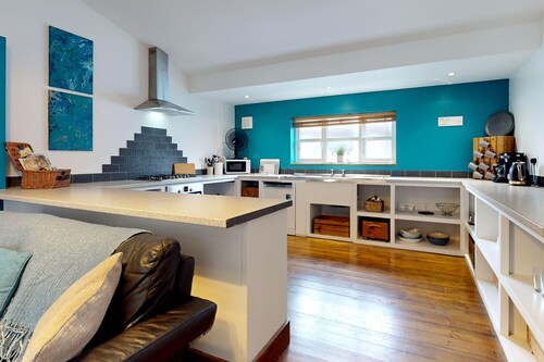 Llety'r Adar - Four Bedroom Cottage, Sleeps 10