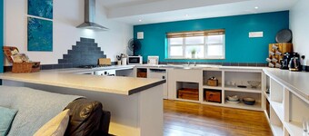 Llety'r Adar - Four Bedroom Cottage, Sleeps 10