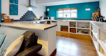 Llety'r Adar - Four Bedroom Cottage, Sleeps 10