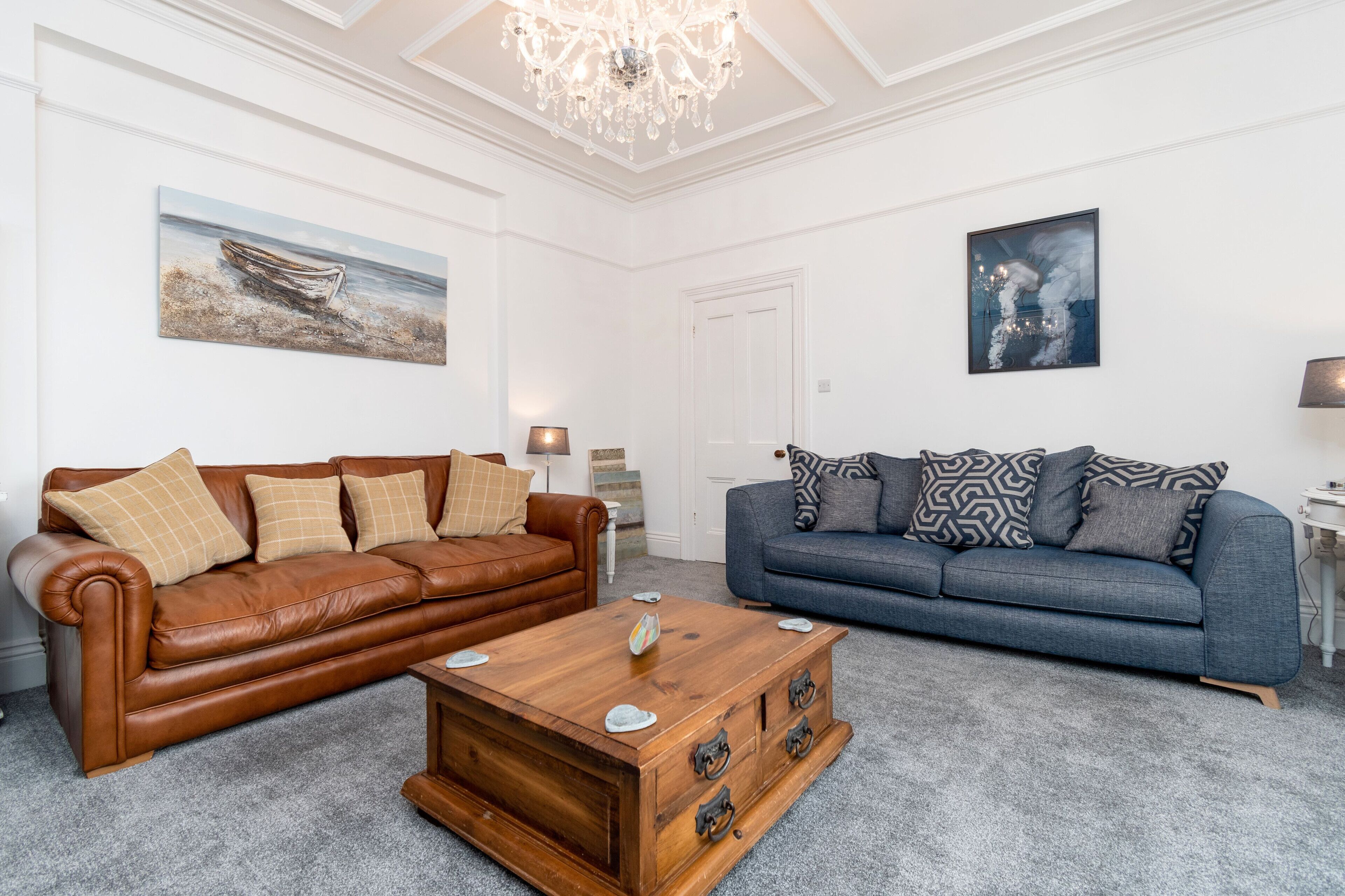 Een televisie en tafelvoetbal