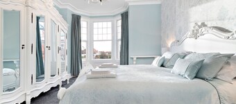 St Vincent House - Eight Bedroom Apartment, Sleeps 16