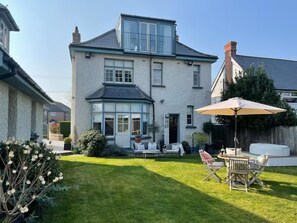 Outdoor dining - Period property a short walk from the beach. (Minster on Sea)