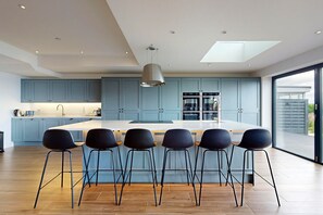 Réfrigérateur, micro-ondes, four, lave-vaisselle