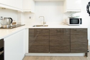 ثلاجة، ميكروويف، فرن، غسالة أطباق