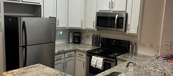 Cozy 1BR Near Lake Houston, Airport, Shops + WiFi