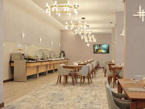 Dagelijks uitgebreid ontbijt (AZN 20 per persoon)