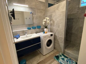 Een haardroger, handdoeken, zeep, toiletpapier