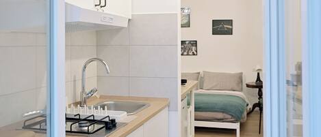 Een koelkast, een magnetron, een kookplaat