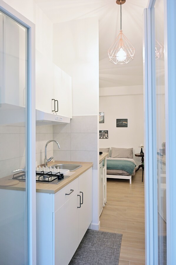 Kühlschrank, Mikrowelle, Herdplatte, Wasserkocher mit Kaffee-/Teezubehör