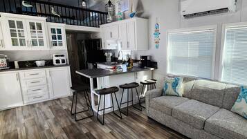 Una Smart TV, una chimenea