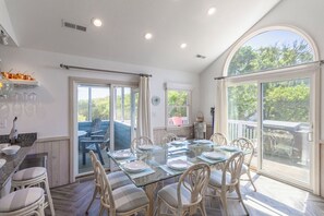 Dining - Beautifully updated Duck beach house just a short walk to the ocean! (Duck)