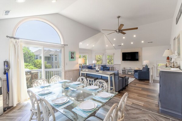 Dining - Beautifully updated Duck beach house just a short walk to the ocean! (Duck)