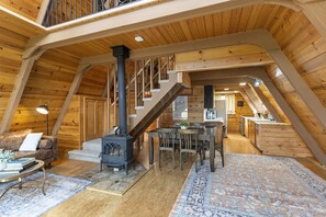 Signature Chalet, Private Bathroom (Residential Escape) | Lounge - Jupiter Peaks Hideaway (Anchorage)