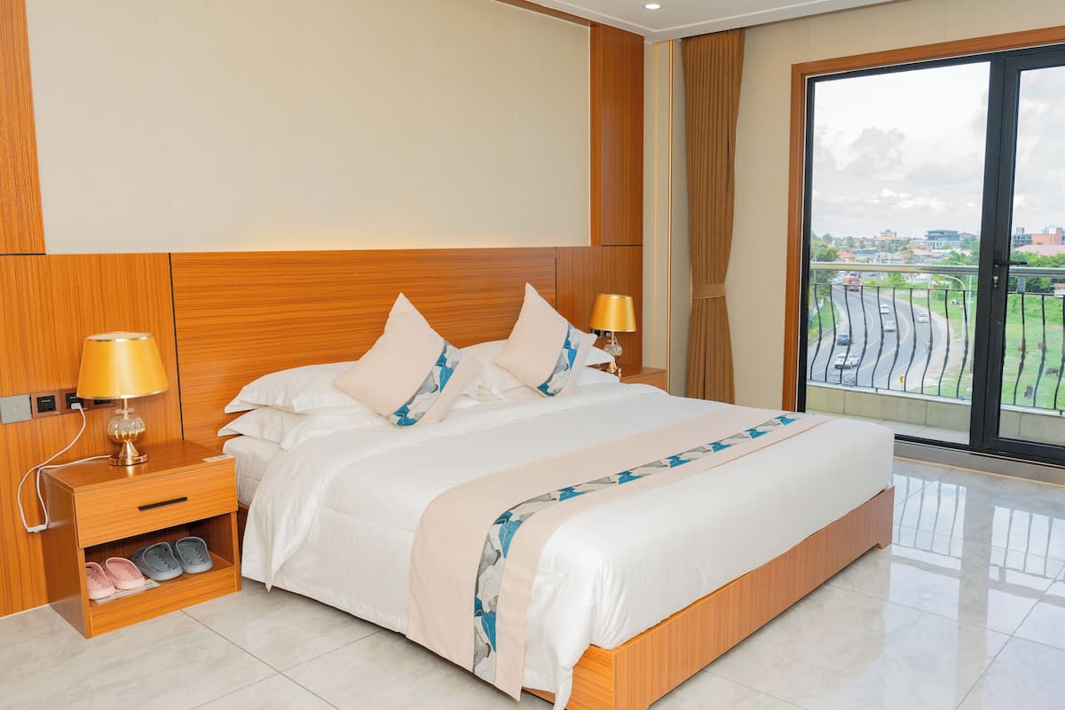 Deluxe Single Room, Balcony, City View | In-room safe, blackout drapes, soundproofing, iron/ironing board