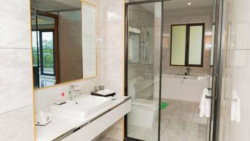 Family Suite, City View | Bilik Mandi | Selipar, sabun, syampu, tisu tandas