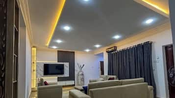 Apartamento luxo, sacada, vista para a cidade | Área de estar | TV de tela plana