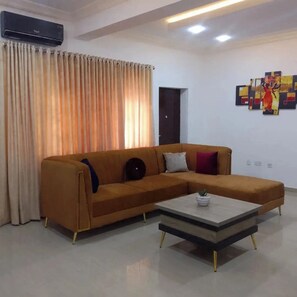 Leilighet – deluxe, balkong, byutsikt | Oppholdsområde | Flatskjerm-TV