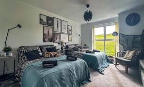 3 habitaciones, tabla de planchar con plancha, wifi y ropa de cama 