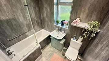 Secador de pelo, toallas, jabón y papel higiénico