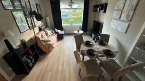 Dining - Holly street house with Separate Entrance, on the Edge of Glasgow
 (Clydebank)
