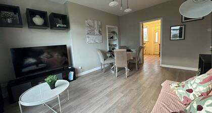 Holly street house with Separate Entrance, on the Edge of Glasgow