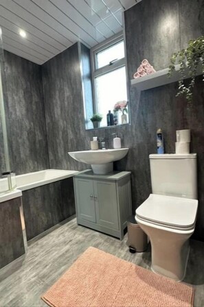 Sèche-cheveux, serviettes fournies, savon, papier toilette