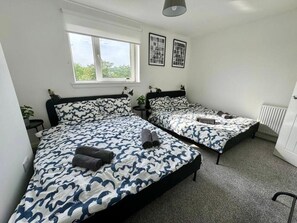 3 habitaciones, tabla de planchar con plancha, wifi y ropa de cama