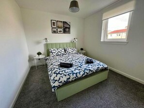 3 slaapkamers, een strijkplank/strijkijzer, wifi, beddengoed
