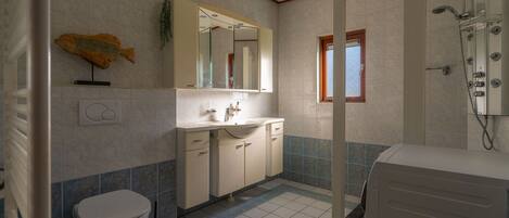 Dusche, Haartrockner, Handtücher