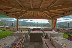 Outdoor dining - The Castle: Medieval Apartment in Montecatini Alto, between Florence and Pisa (Montecatini Alto)