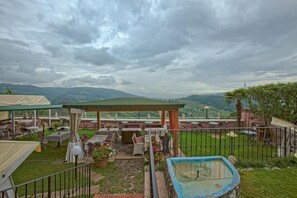 Outdoor dining - The Castle: Medieval Apartment in Montecatini Alto, between Florence and Pisa (Montecatini Alto)