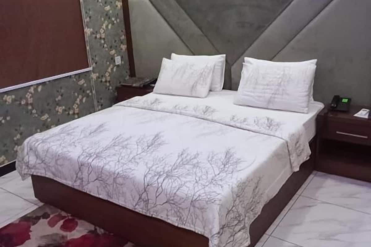 Deluxe Double Room, City View | Soundproofing, iron/ironing board, free WiFi