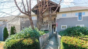 Unclassified image, 3 of 33, button - Hawks Peak 406- Mtn Condo, Top Floor, Mtn View, Modern, Near Attractions (Seven Devils)