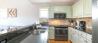 Hawks Peak 406- Mtn Condo, Top Floor, Mtn View, Modern, Near Attractions