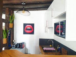 Fridge, microwave, coffee/tea maker, toaster - Large studio - city center - 300 m RER A (Saint-Germain-en-Laye)