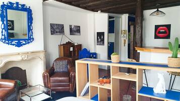 Escritorio, tabla de planchar con plancha, cuna de viaje y wifi