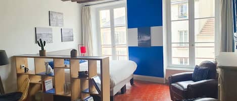 Bureau, fer et planche à repasser, lit parapluie, Wi-Fi