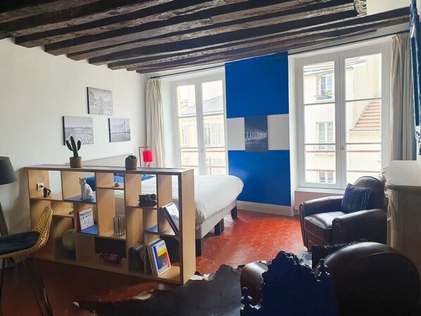 Desk, iron/ironing board, travel cot, WiFi - Large studio - city center - 300 m RER A (Saint-Germain-en-Laye)