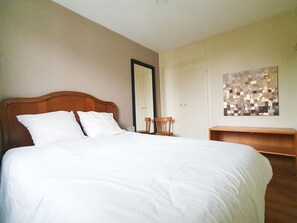 2 chambres, bureau, fer et planche à repasser, lit de bébé portatif