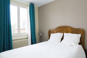 2 Schlafzimmer, Schreibtisch, Bügeleisen/Bügelbrett, Reisekinderbett