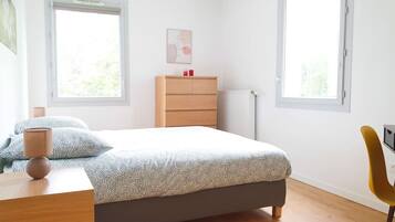 2 slaapkamers, een bureau, een strijkplank/strijkijzer, reisbedje